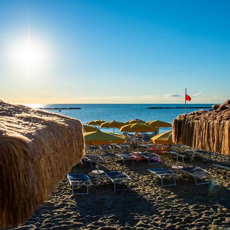 Hotel Holiday Martinsicuro Eksteriør bilde