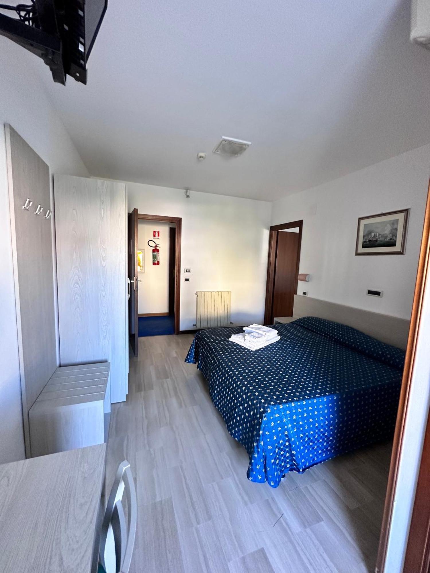 Hotel Holiday Martinsicuro Eksteriør bilde